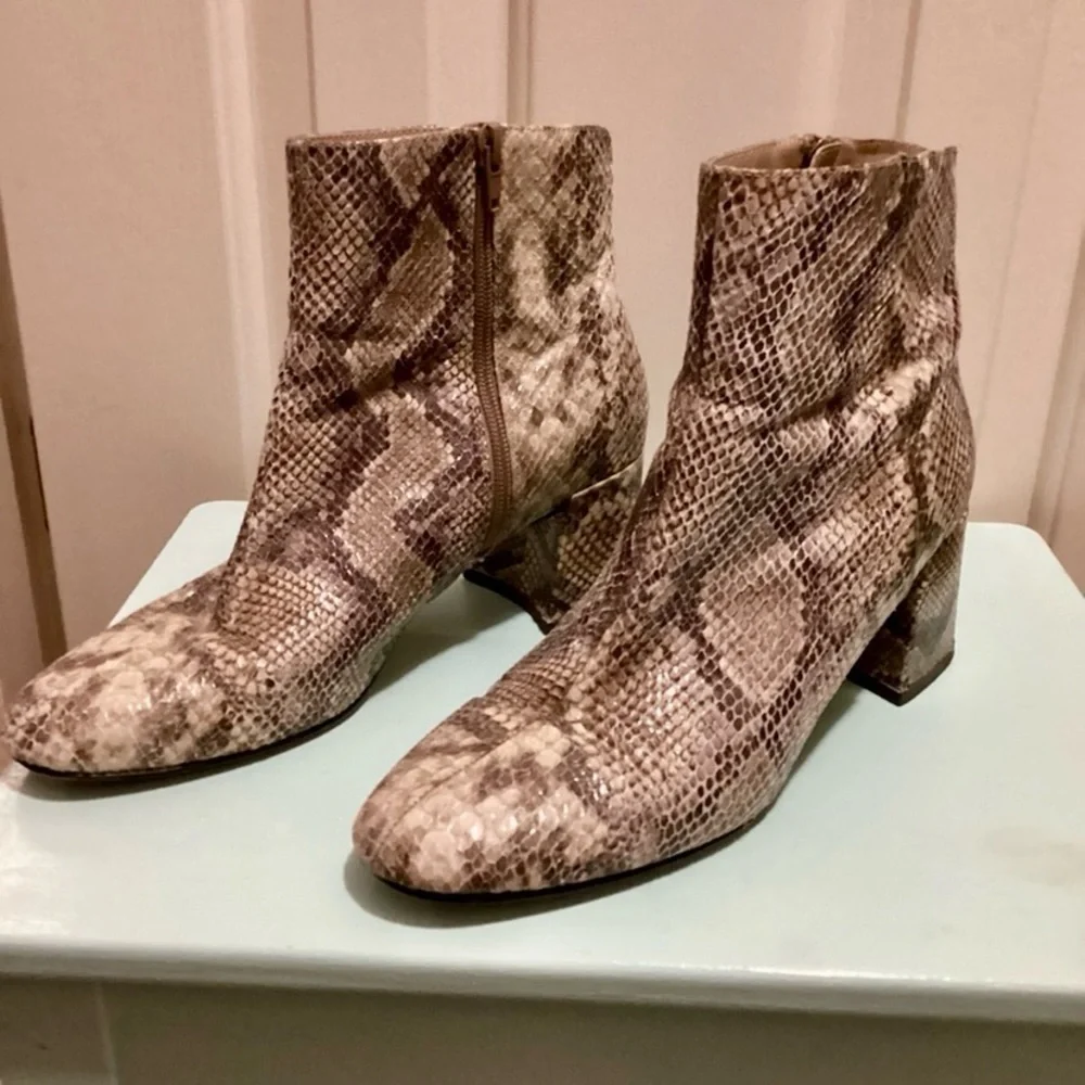 Chinese Laundry Women’s Size 9 Block Heel Snake Skin Daria Ankle Booties EUC